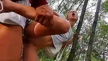 Две спортсменки поебались в парке с незнакомцем