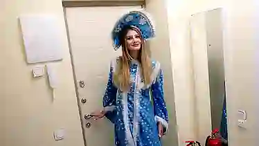 Русская снегурочка не только подарки новогодние может предложить, но и письку мокрую