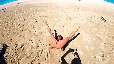Худая крошка писает на пляже, позирует голышом и золотой дождь устраивает