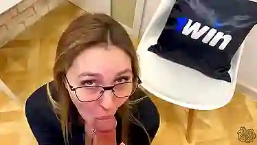 Мама сама соблазнила меня, когда узнала про заработанные бабки в сети