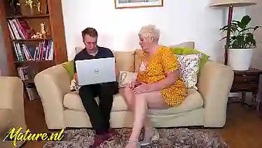 И как ему не противно ебать бабку старую? Английский тип наслаждается дряблой дыркой